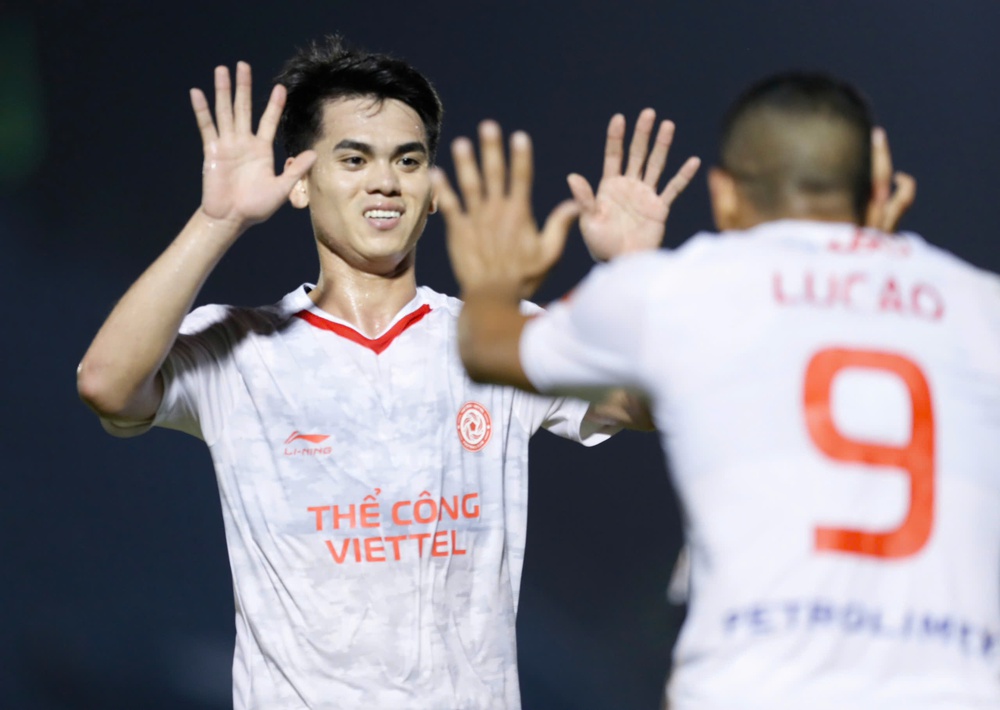 Những “người hùng” U23 Việt Nam... trở lại mặt đất! - Ảnh 1.