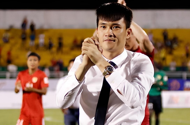 Công Vinh unexpectedly takes on a coaching role at Sông Lam Nghệ An