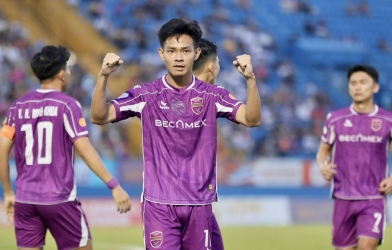 Vietnam national team striker choked up apologizing after the shock of relegation