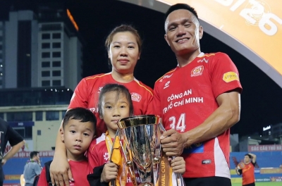 Former Vietnam national team defender breaks down in tears after a tumultuous journey