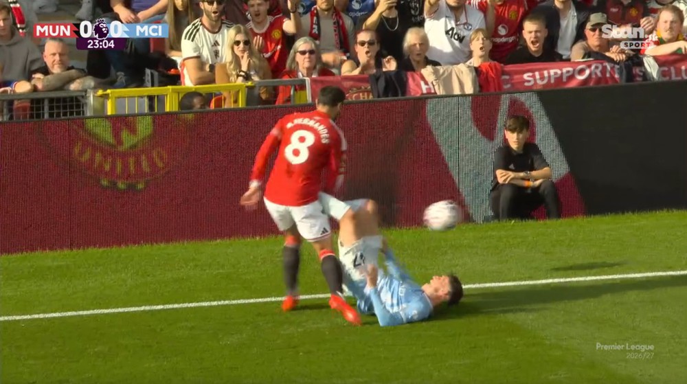 Phil Foden nhận thẻ đỏ sau khi 'dính bẫy' của Bruno Fernandes ở derby Manchester - Ảnh 1. Phil Foden nhận thẻ đỏ sau khi 'dính bẫy' của Bruno Fernandes ở derby Manchester - Ảnh 1.