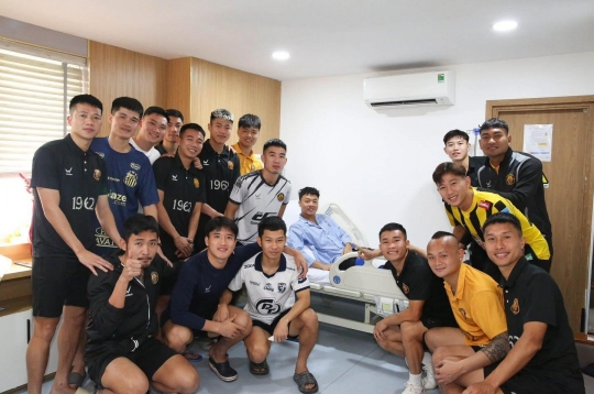 The Thanh Hoá players showed a heartfelt gesture towards Thái Sơn after his surgery.