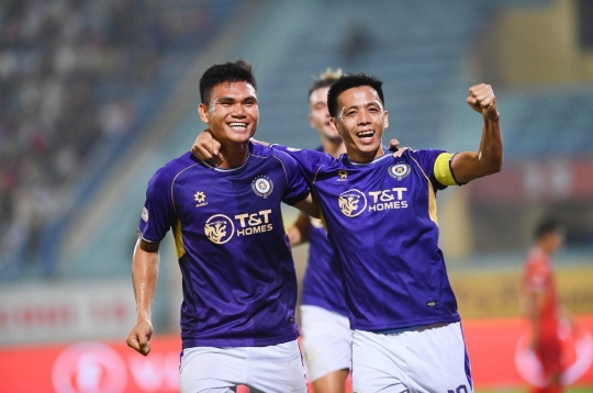 Live football Hanoi 1-0 Ha Tinh: Xuan Manh scores