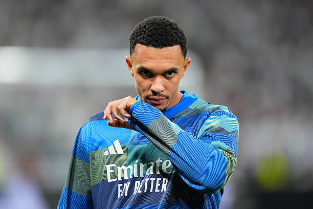 Theo truyền thông Tây Ban Nha, hậu vệ của Real Madrid, Trent Alexander-Arnold, đã bị loại khỏi đội hình xuất phát trong trận derby Madrid mới rồi như một hình thức kỷ luật vì đến muộn