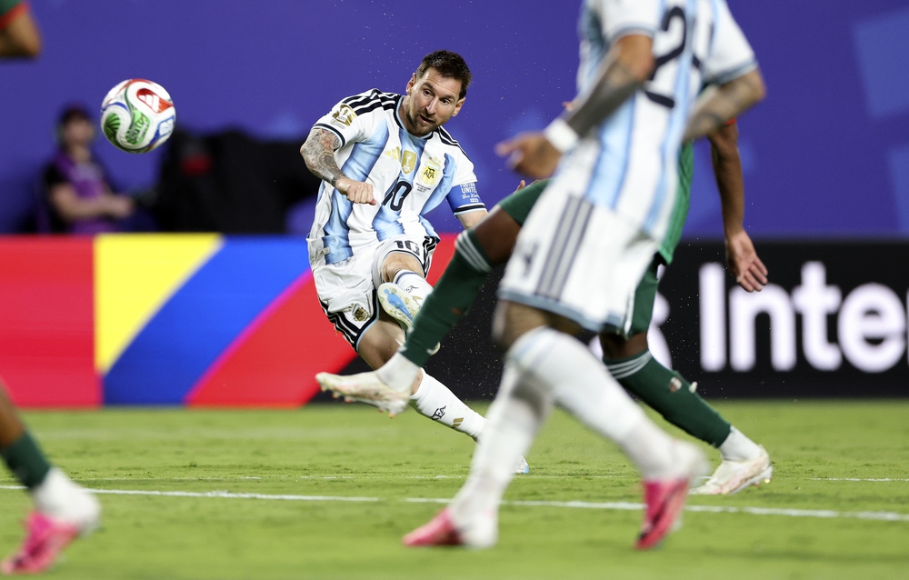 HLV Cristiano và Đoàn Văn Hậu hết lời khen ngợi Messi - Ảnh 1.