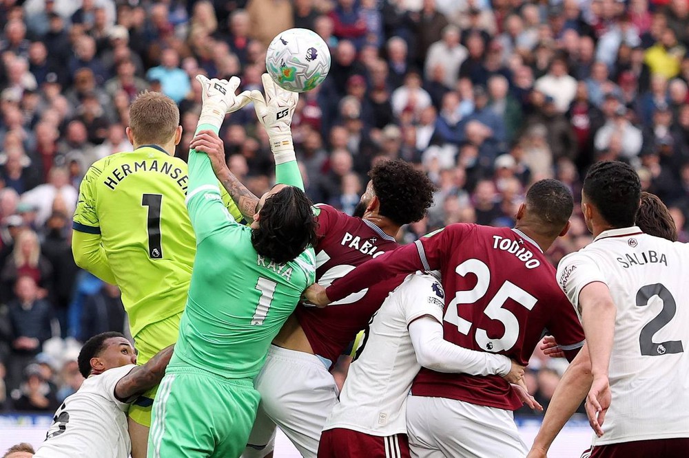 Công bố toàn bộ đoạn băng gây tranh cãi: Tại sao West Ham bị tước "bàn thắng vàng" trước Arsenal? - Ảnh 1. Công bố toàn bộ đoạn băng gây tranh cãi: Tại sao West Ham bị tước "bàn thắng vàng" trước Arsenal? - Ảnh 1.