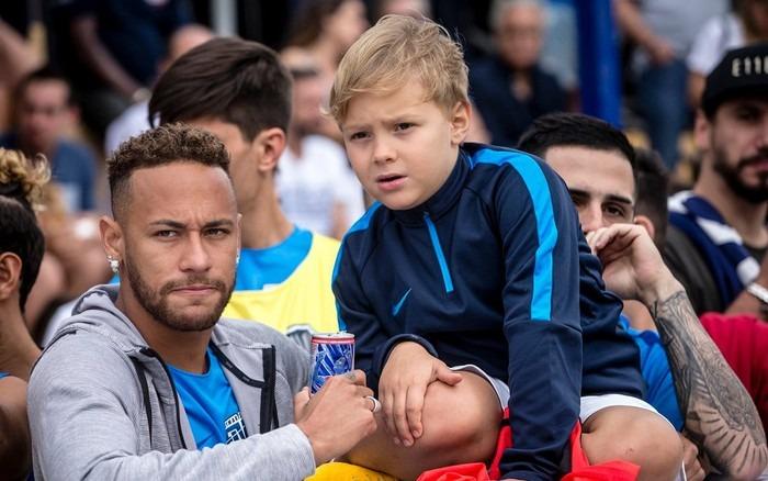 Neymar&#39;s son encourages him after Santos&#39; heavy 0-6 defeat