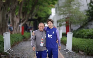 Coach Park Hang Seo 'shows off' World Cup photos with the South Korean national team