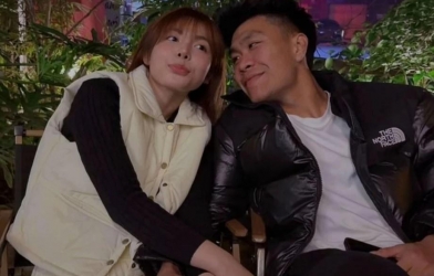 Center-back Lý Đức revealed in a 'sweet' dating photo with the beautiful shooter Phí Thanh Thảo
