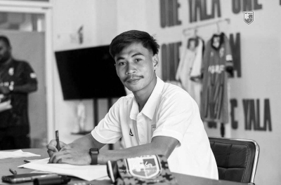 Thai striker dies after being struck by lightning while playing.