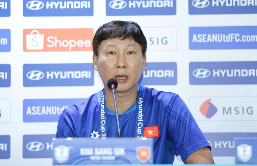 HLV Kim Sang Sik sẽ tìm ra giải pháp hợp lý để thay thế Xuân Son? Ảnh: VFF HLV Kim Sang Sik sẽ tìm ra giải pháp hợp lý để thay thế Xuân Son? Ảnh: VFF