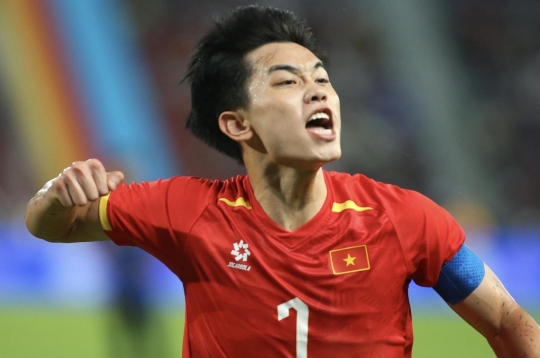 Hot football news on the morning of June 5: Nguyen Dinh Bac is compared to Harry Kane by FIFA, Manchester United decides Bruno's future