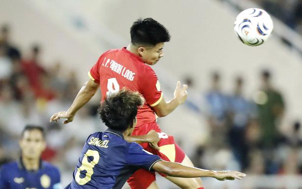 Thành Long plays well, and Coach Kim Sang Sik will reshape the Vietnam team.