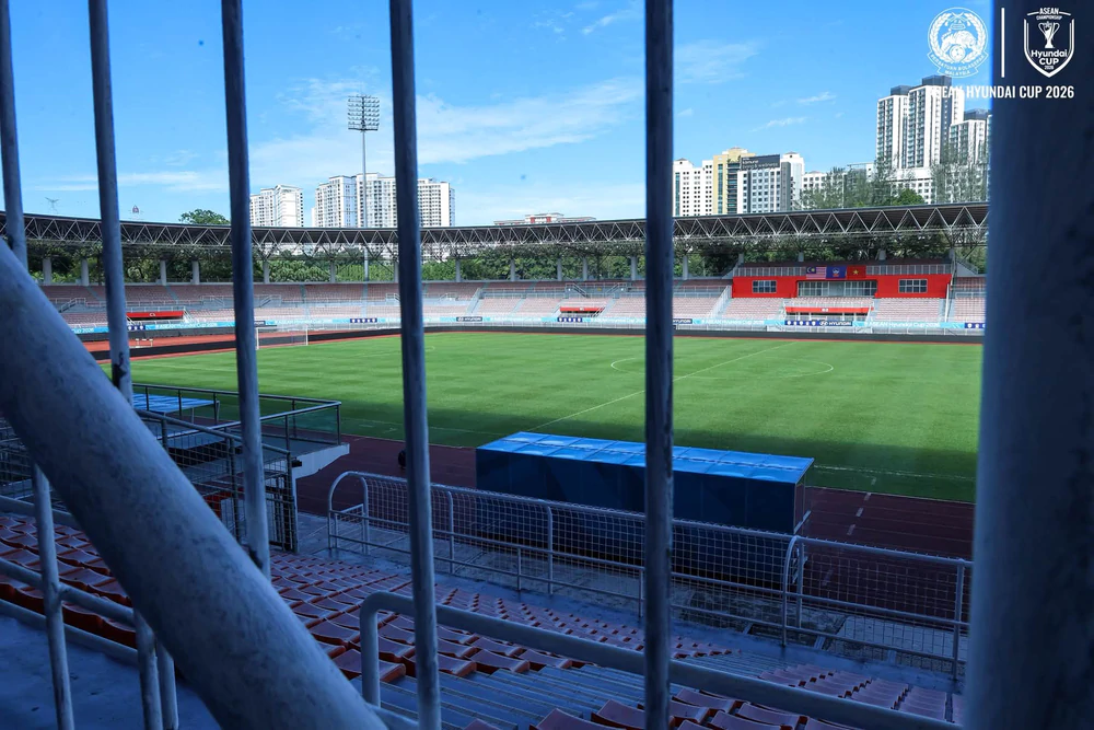HLV Kim Sang Sik, Xuân Son cùng lo mặt cỏ lạ trước trận Việt Nam gặp Malaysia - Ảnh 1.
