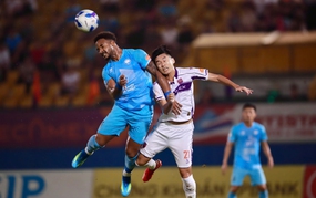 Coach Kim Sang Sik cares about Xuan Son and Tien Linh.