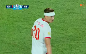 The Vietnamese national team defender had to play with a bandaged head but still excellently shut down the 1.96m tall striker from Indonesia.