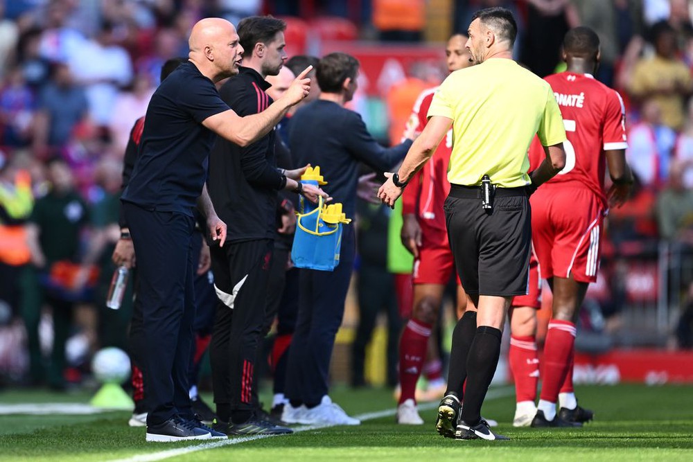 Tranh cãi nảy lửa quanh bàn thắng 'thiếu fair-play' vào lưới Liverpool  - Ảnh 2.