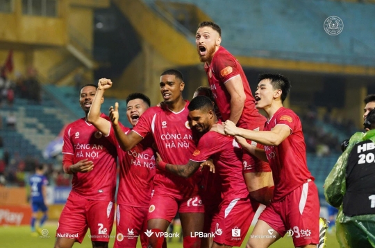 Not playing on the field, Đình Bắc along with CAHN won the first half championship of the V-League