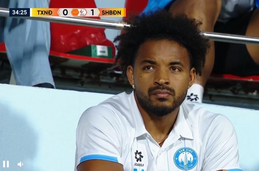 Xuân Son thất thần trên khán đài khi Nam Định nhận bàn thua đau 729805