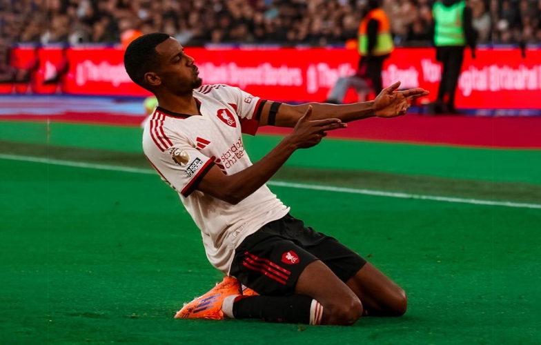 Isak scored his first goal in the Premier League