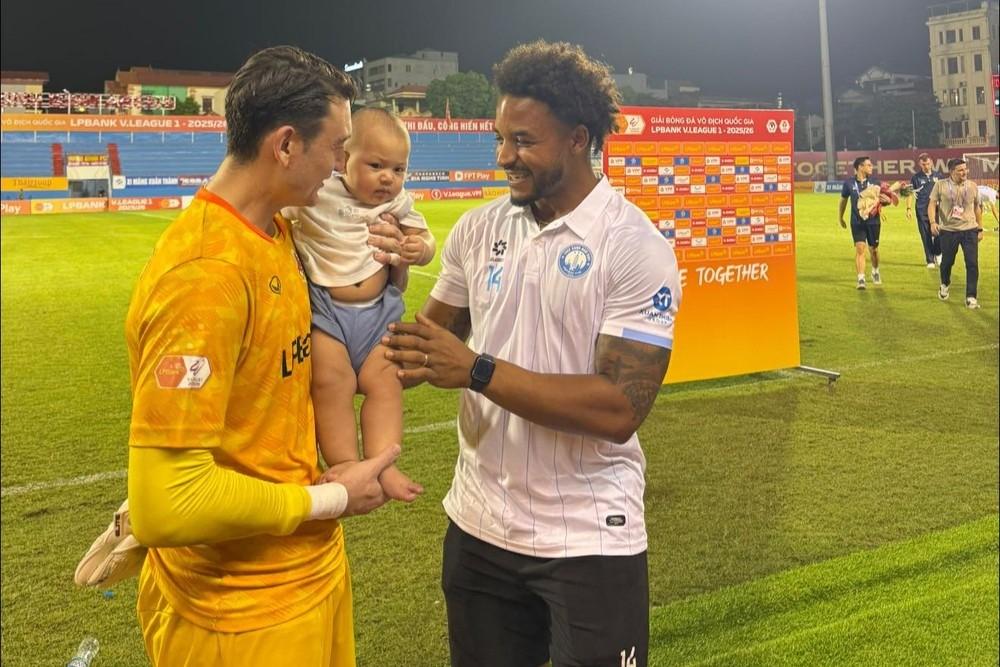 Văn Lâm 'asks for a blessing' to play football as skillfully as Xuân Son for his son