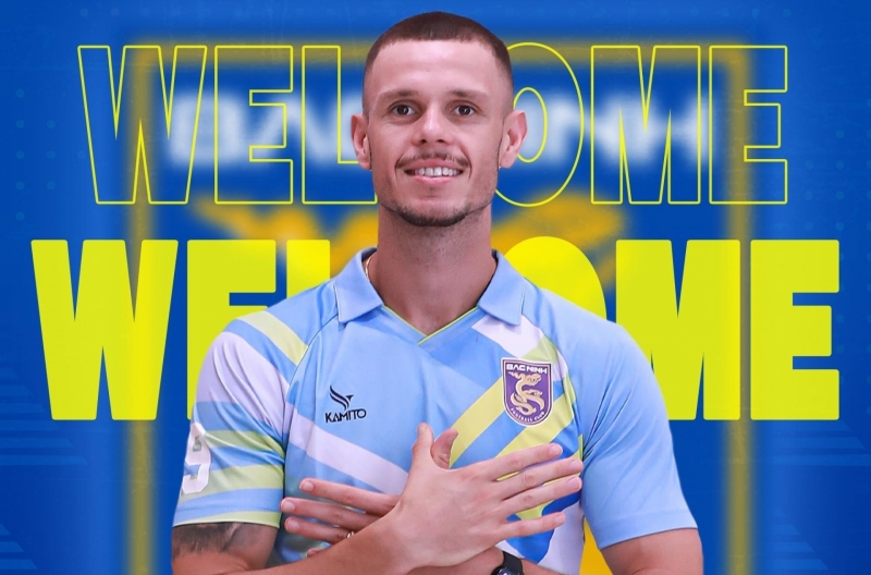 Brazilian striker, standing at 1.96 meters tall, joins a Vietnamese football club.