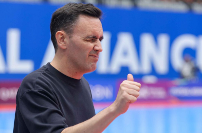 Indonesia National Team Coach erupts with emotion after 5-3 victory over Japan, reaching the Asian final