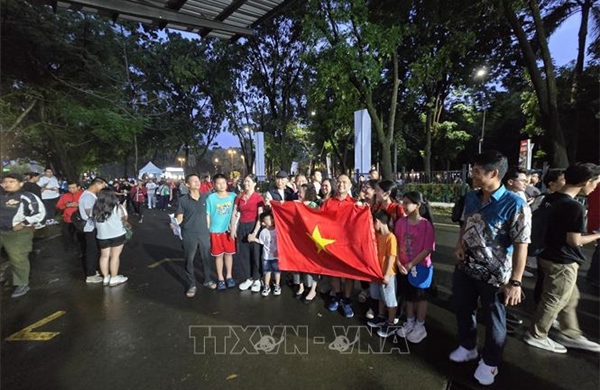 Fans braved the rain to cheer on the Vietnam Futsal team.