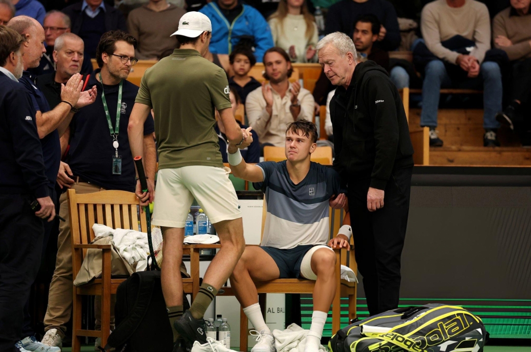 Young tennis star worldwide suffers a severe injury, sidelined for 1 year
