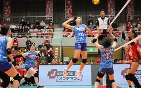 Vietnam's top opposite hitter is being targeted by two leading clubs in a world top-five volleyball league?
