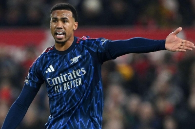 Fans outraged as Arsenal player avoids red card