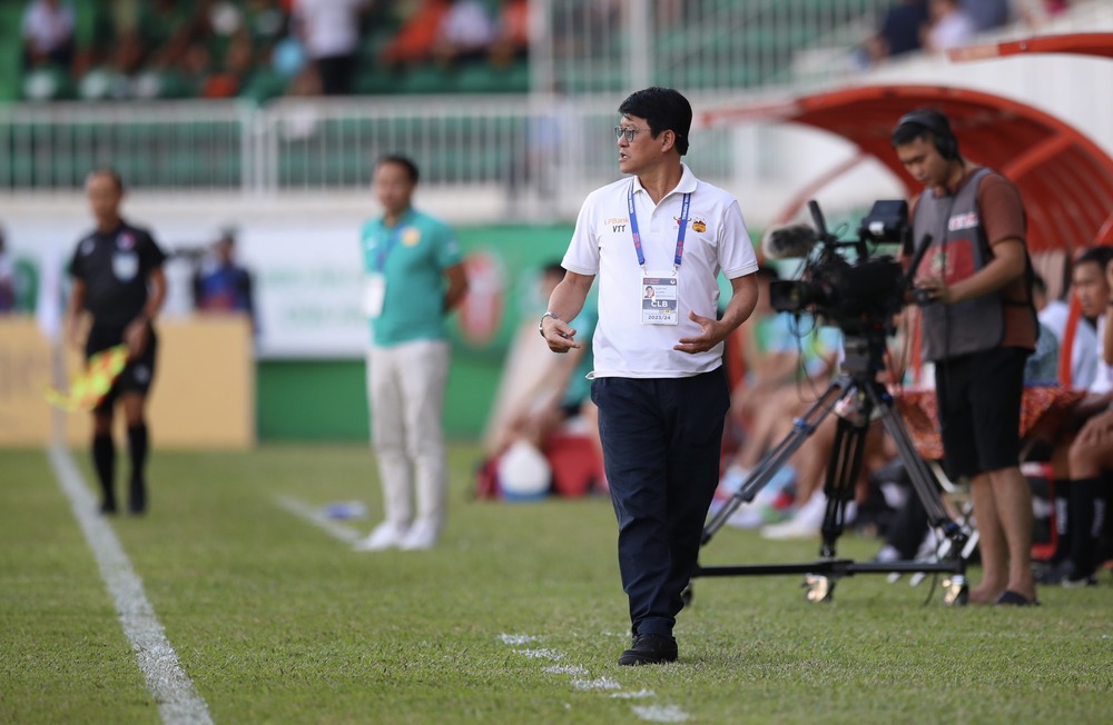 Cả Ninh Bình lẫn HAGL đều "đặt cược" với ông Vũ Tiến Thành - Ảnh 1. Cả Ninh Bình lẫn HAGL đều "đặt cược" với ông Vũ Tiến Thành - Ảnh 1.