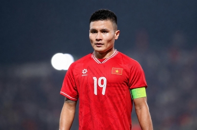 The captain's armband reveals Quang Hai's extremely important mission.