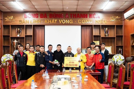Doãn Ngọc Tân is deeply moved by the special gift from Thanh Hóa fans.