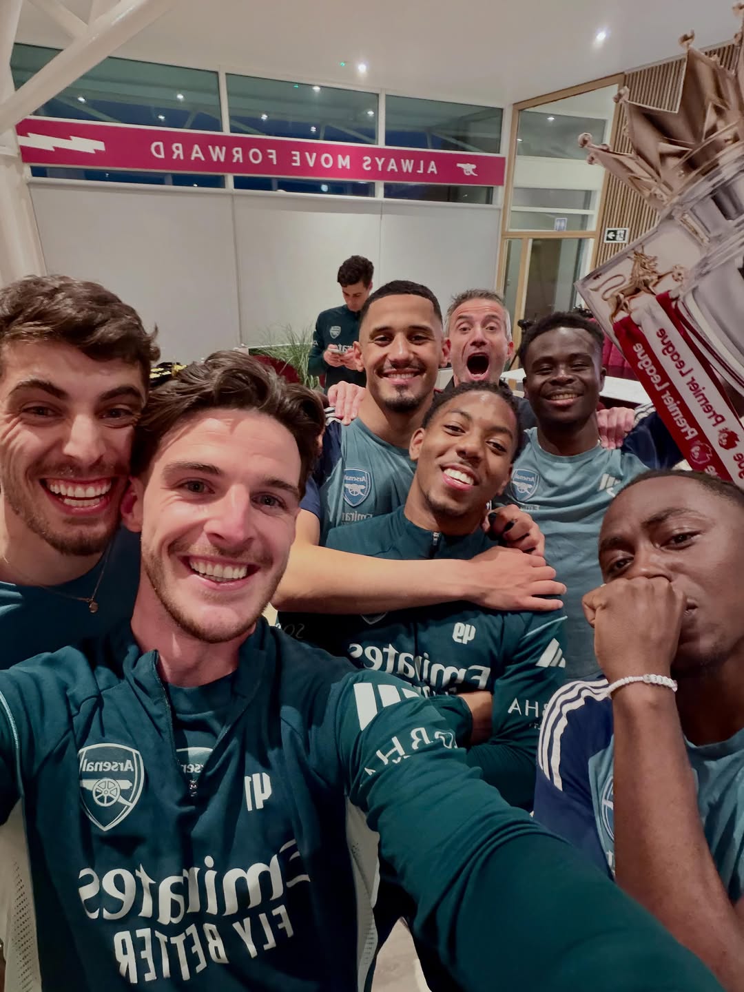 Các cầu thủ Arsenal vỡ òa, ăn mừng chức vô địch Premier League sau 22 năm chờ đợi - Ảnh 3. Các cầu thủ Arsenal vỡ òa, ăn mừng chức vô địch Premier League sau 22 năm chờ đợi - Ảnh 3.