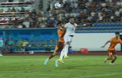 Ignoring the foul on Xuân Son, the referee faces disciplinary action