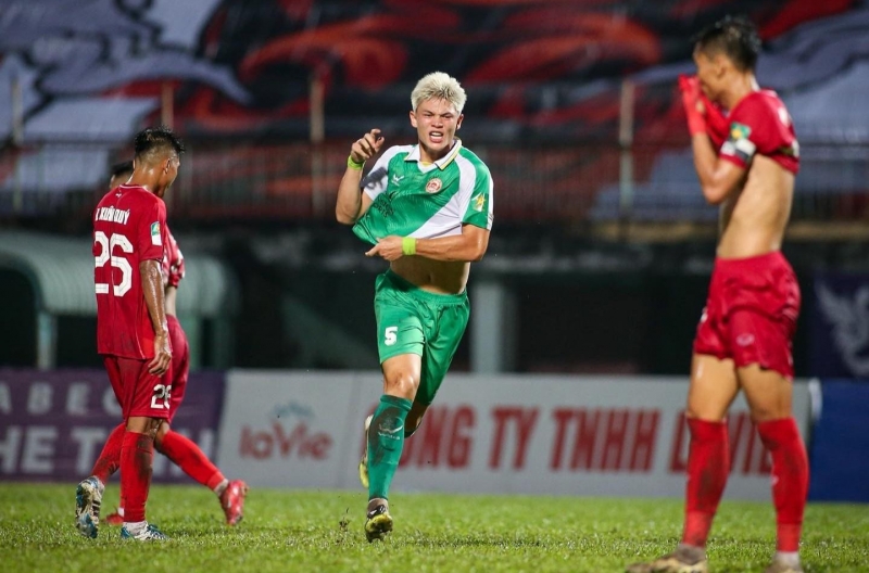 A 1.92m tall overseas Vietnamese shines right in his debut match