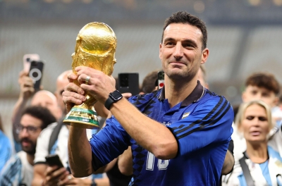 Coach Lionel Scaloni unexpectedly arrives at the Madrid-based club