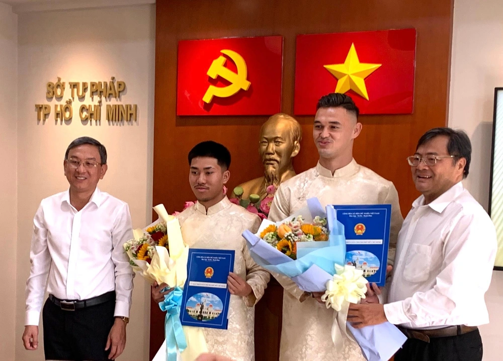 Khoa Ngô và Patrik Lê Giang chính thức có quốc tịch Việt, HLV Kim Sang Sik thêm lựa chọn chất lượng - Ảnh 1. Việt kiều
