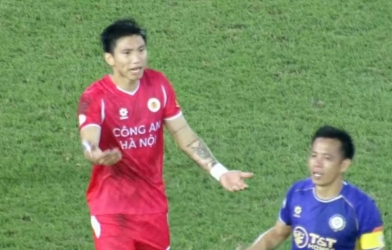 Strong collision, Van Quyet refuses to shake hands with 'junior' Doan Van Hau