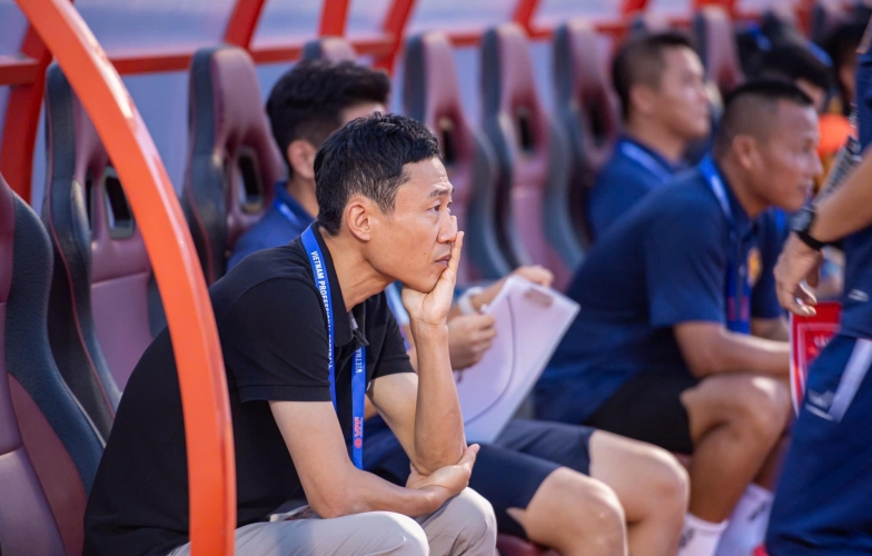 After consecutive losses in Vietnam, the Korean coach pinpointed the issues of the club.