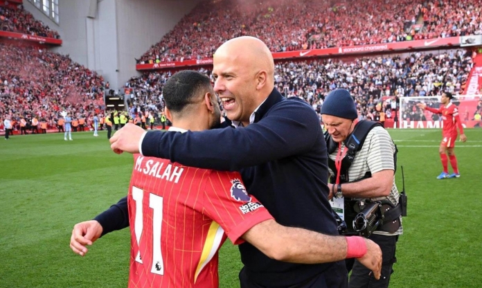 Arne Slot tâng bốc Salah, tiết lộ tương lai 'Vua Ai Cập'