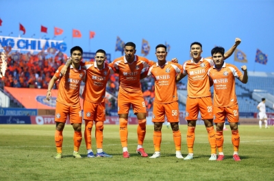 Chairman Hiển awards a huge bonus to SHB Đà Nẵng after the 3-3 draw with Thể Công