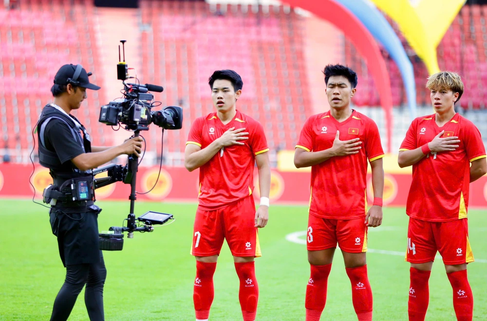 Tiền FIFA và bóng đá Việt - Ảnh 1.