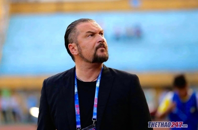 Coach Popov receives a red card, assistant immediately speaks up to defend him