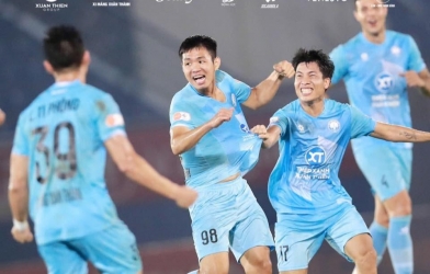 Xuân Son lacks luck, a 30-meter super strike saves Nam Định
