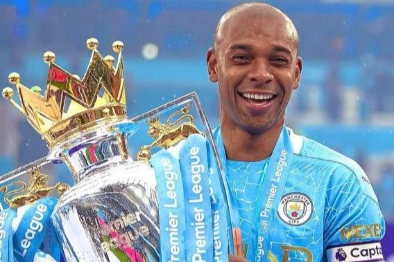 CHÍNH THỨC: Ngôi sao từng 5 lần vô địch Ngoại hạng Anh tuyên bố giải nghệ