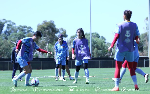 The Vietnamese women's national team trains under 35-degree heat, facing Chinese Taipei at 12:00.