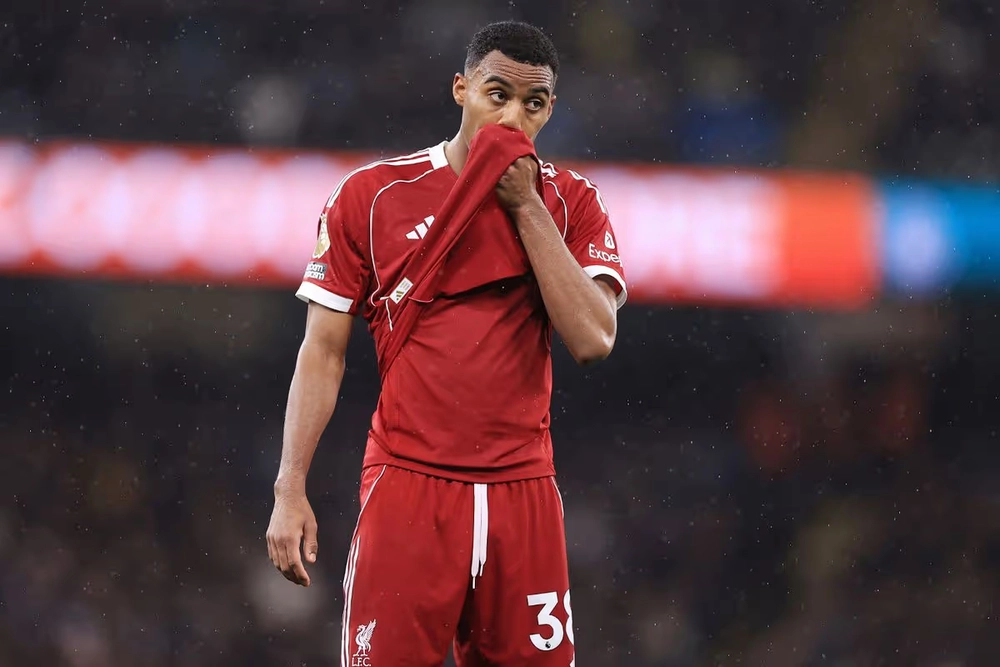 Góc chiến thuật: Arne Slot đã sai với Gravenberch - Ảnh 1.