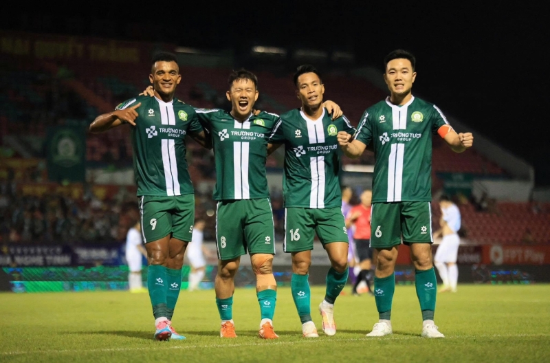 Minh Vương keeps scoring goals, Dong Nai rises to lead the First Division